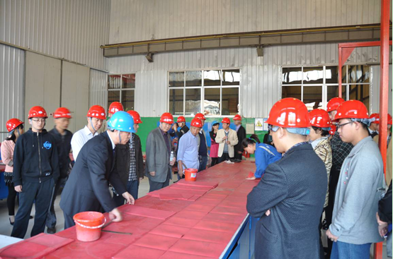 與會領(lǐng)導(dǎo)、專家對鑫海耐磨橡膠表現(xiàn)出濃厚興趣